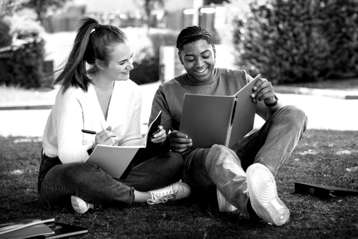 Étudiants travaillant sur leurs projets de budgétisation numérique